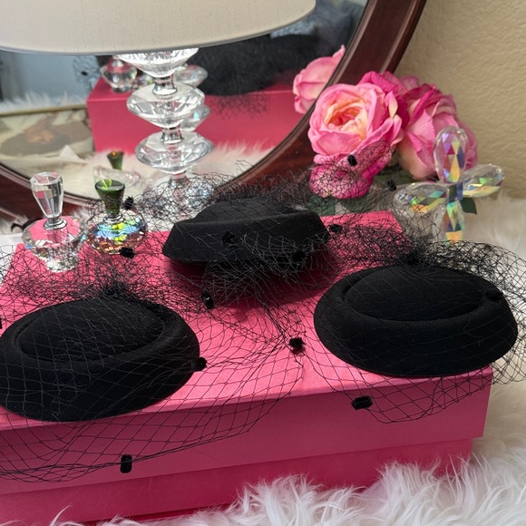 Kentucky Derby Elegant Black Fascinator with Veil made of felt - Picture 14 of 15